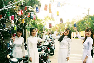 Thiếu nữ Huế bên phố tranh trên đường Lê Ngô Cát, TP Huế.