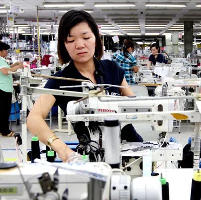 Công nhân Công ty Esquel Garment Manufaturing (Bình Dương) đã trở lại làm việc bình thường. Ảnh: GIẢN THANH SƠN