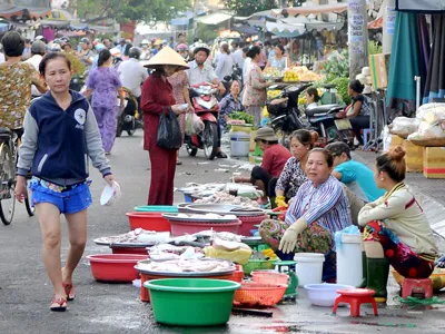 Buôn bán dưới lòng đường Đề Thám, quận 1.