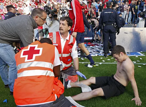 Một nạn nhân được sơ cứu sau sự cố sập hàng rào chắn.