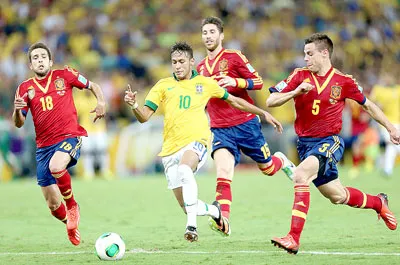 Neymar trong vòng vây các cầu thủ Tây Ban Nha trong trận chung kết Confed Cup.