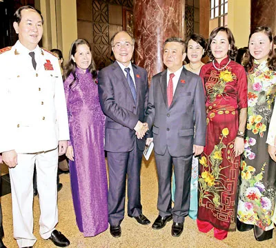 Chủ tịch Quốc hội Nguyễn Sinh Hùng cùng các đại biểu dự kỳ họp thứ 7 Quốc hội khóa XIII.