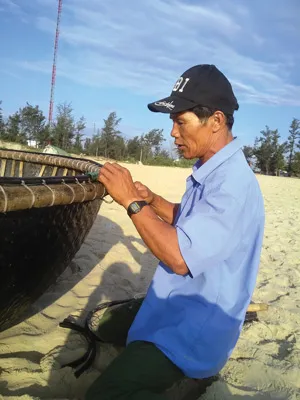 Ngư dân Nguyễn Thành Xê giờ đây có thể yên tâm vì các con đã nối nghiệp cha bám biển, bám ngư trường