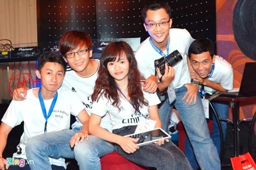 Huỳnh Minh Triết (thứ hai từ phải sang) và các thành viên chủ chốt của RFCSG.