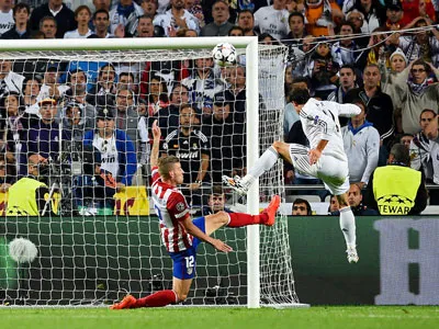 Gareth Bale đánh đầu ghi bàn nâng tỷ số lên 2 - 1 cho Real.