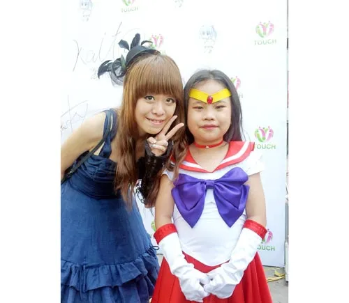 Một cosplay chụp hình giao lưu cùng cosplay nhí hóa thân nhân vật Thủy thủ mặt trăng.