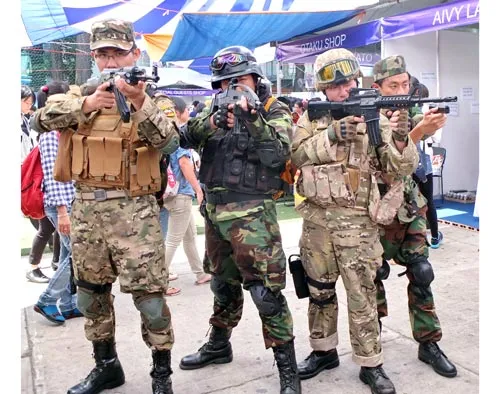 Các cosplay nam hóa thân vào vai các chiến binh biệt đội Comandos nổi tiếng trong serie games cùng tên.