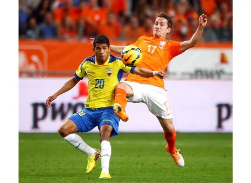 Paul Verhaegh (phải, Hà Lan) tranh bóng với Joao Rojas (Ecuador).
