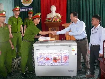 Đại diện Công an huyện Kỳ Anh, tỉnh Hà Tĩnh bàn giao tài sản bị mất cắp cho công ty Formosa