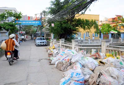 Di tích hồ Hữu Tiệp ngập rác