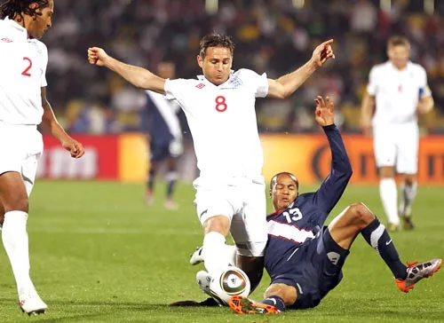 Frank Lampard (trái, tuyển Anh) trong trận giao hữu với tuyển Mỹ.