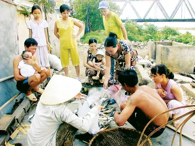 Chợ bán cá sôi nổi ngay sát ven sông sau mỗi buổi chiều.