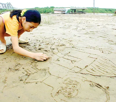 Sân chơi của trẻ em làng chài lúc rảnh rỗi.