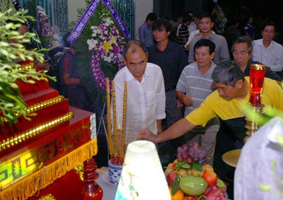 Crowded Vietnamese footballers, artists, fans visited and burnt increases at Funeral House of Ho Chi Minh City(Photo:SGGP) Former star footballer Tam Lang with Merdeka Cup in 1966(Photo:SGGP) Coach Pham Huynh Tam Lang and Vietnamese fans (Photo:SGGP)