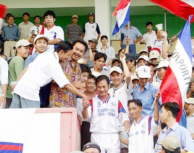 Coach Pham Huynh Tam Lang and Vietnamese fans (Photo:SGGP)