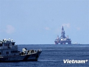 At the beginning of May, China illegally positioned its rig Haiyang Shiyou-981 in Vietnam's waters and sent a large number of armed and military ships to defend it (Photo: VNA)