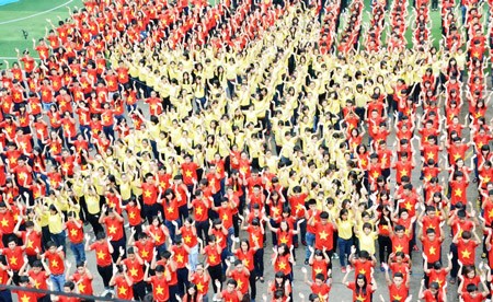 Thousands of people perform largest national flag in the festival on Saturday, June 14th, 2014. (Photo:SGGP)