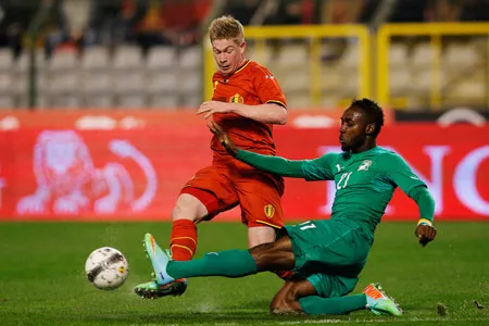 Tiền đạo Kevin De Bruyne (trái, Bỉ) trong trận gặp Bờ Biển Ngà.