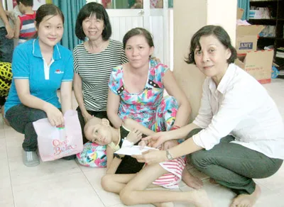 Tặng quà, học bổng nạn nhân chất độc da cam và bệnh nhi ung thư