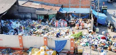 Báo động ô nhiễm rác và lục bình trên kênh rạch