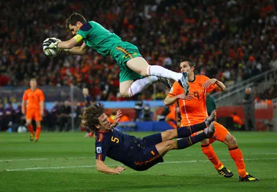 Thủ thành Iker Casillas (trên) là chốt chặn đáng tin cậy trong khung thành Tây Ban Nha.