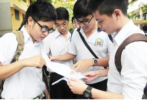Học sinh trường THPT Hùng Vương Quận 5 TPHCM trao đổi sau giờ thi. Ảnh Mai Hải