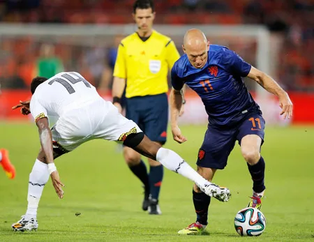 Arjen Robben (phải, Hà Lan) dễ dàng đi bóng qua hậu vệ Ghana.
