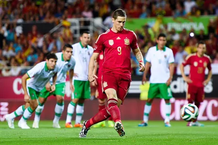 Fernando Torres ghi bàn trên chấm 11 mét trong trận Tây Ban Nha thắng Bolivia 2-0.