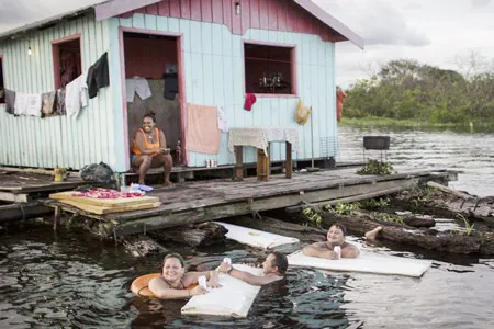 Người dân Manaus chống nóng bằng cách ngâm mình dưới nước
