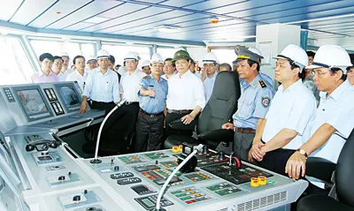 Thủ tướng thị sát tàu kiểm ngư lớn nhất Việt Nam