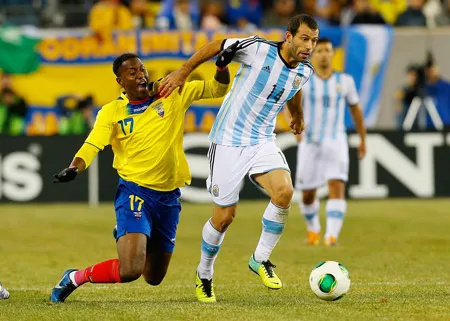 Tiền vệ Mascherano (phải, Argentina) trong trận vòng loại với Ecuador.