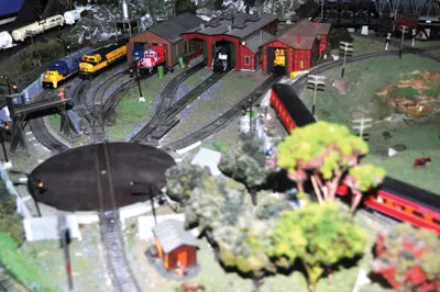 3 nhà kho với 6 gian chứa đầu xe lửa