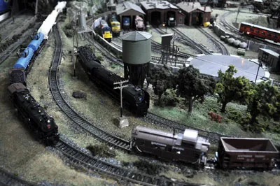 Nhà ga được thiết kế có tàu đến, tàu đi, hành khách lên xuống, nhân viên điều khiển tín hiệu, sửa chữa đường ray trông giống như một nhà ga thật đang hoạt động