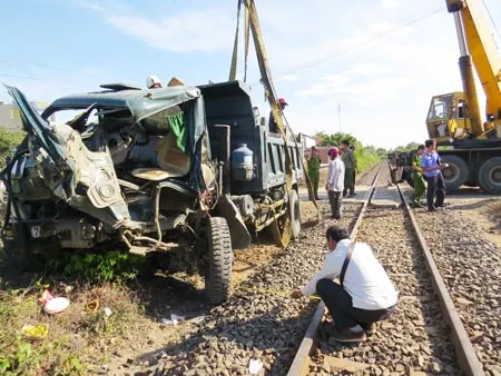 Tàu hoả tông xe tải, tài xế bị thương nặng