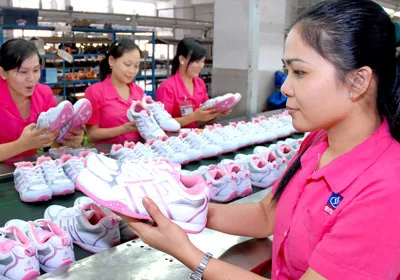 Các doanh nghiệp người Hoa có nhiều đóng góp cho sự phát triển kinh tế - xã hội của TPHCM và đất nước. Trong ảnh: Sản xuất giày xuất khẩu tại Công ty Bita’s. Ảnh: CAO THĂNG