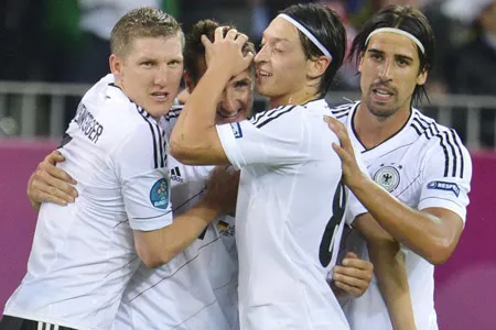 Bastian (trái) mừng bàn thắng cùng các đồng đội.