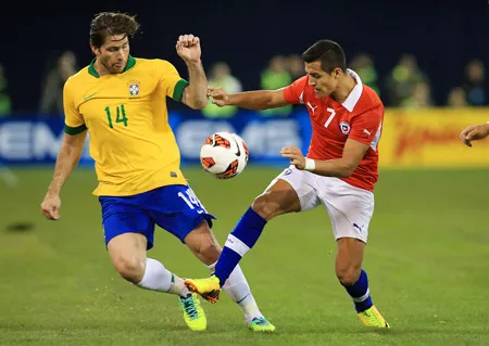 Alexis Sanchez (phải), một trong những gương mặt chủ chốt của đội tuyển Chilê.