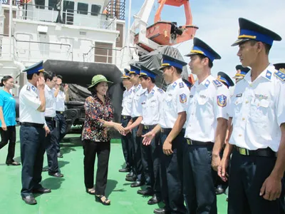 TPHCM thăm, tặng quà Vùng Cảnh sát biển 2