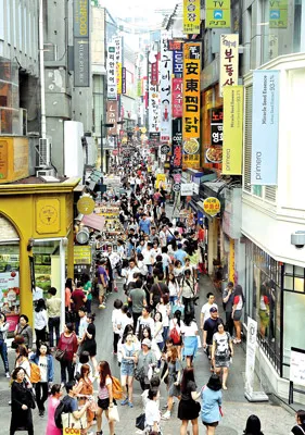 Đường phố náo nhiệt, tấp nập khách mua sắm thời trang và mỹ phẩm.