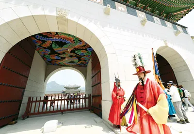 Cung điện Hoàng gia Kyeong-bok gần 700 tuổi, một điểm níu chân du khách khi đến thủ đô Seoul.
