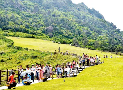 Đỉnh Seongsan Peak, miệng núi lửa đã phun trào lần cuối cách đây 100.000 năm, nằm cạnh bờ biển ở đảo Jeju. Đến đây, du khách có thể vừa lên rừng, vừa xuống biển chỉ trong vòng 2 giờ.