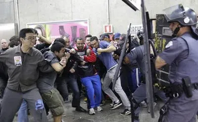 Cảnh sát trấn áp người biểu tình.