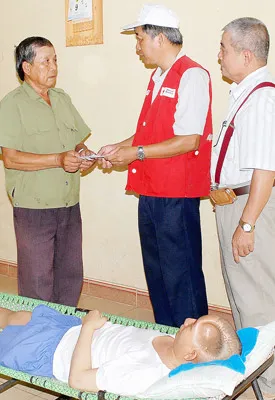 Trao tiền bạn đọc giúp anh Lê Văn Thịnh