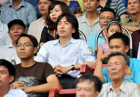 HLV Miura dự khán trận tứ kết Cúp Quốc gia giữa Than Quảng Ninh và HAGL. Ảnh: Minh Hoàng