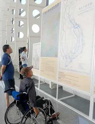 Treo bản đồ khẳng định chủ quyền Việt Nam