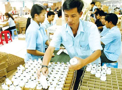 Sản xuất bóng đèn tại Công ty Cổ phần Bóng đèn Điện Quang. Ảnh: Cao Thăng