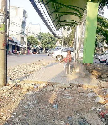 Trạm xe buýt nhếch nhác