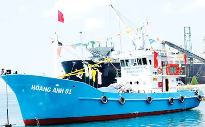 Chiếc tàu cá vỏ sắt đầu tiên có tải trọng 120 tấn được Tổng công ty Công nghiệp tàu thủy Việt Nam đóng mới và bàn giao cho ngư dân Mai Thành Văn, xã Bình Chánh, huyện Bình Sơn, Quảng Ngãi khai thác.