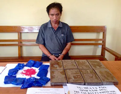 Bắt đối tượng vận chuyển 8 bánh heroin, 2.200 viên ma túy