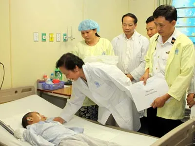 Phó Chủ tịch nước thăm con của các chiến sĩ đang công tác tại huyện đảo Trường Sa